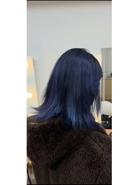 モナ(MONA) カット 少しウルフ カラーリング