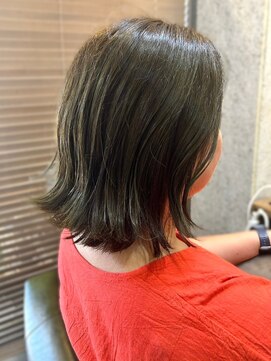 ガーディナ(Gardina) オリーブグレージュ　外ハネミディアム　艶髪　切りっぱなしボブ