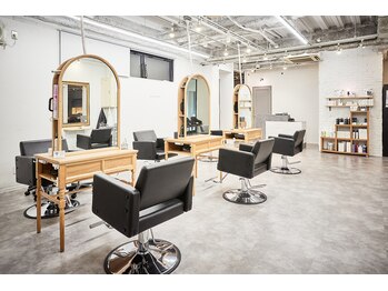 Ursus hair salone by HEADLIGHT 柏店【アーサス ヘアー サローネ】