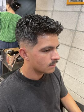 フランクスバーバー アンド ビアークラブ(FRANK'S BARBER and BEER CLUB) 刈り上げセンターパート/フェザーパーマ/サーフカール/有楽町