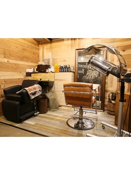 木の温もりがあたたかいアットホームサロン♪西海岸テイストの落ち着いた店内でまったり施術が受けられる♪