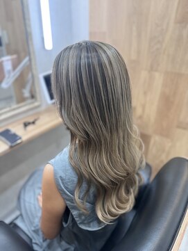 ハサミバイアトリエナガノ 千葉(8sami by atelier nagano) ショートボブ/センターパート/ツヤ髪/グラデーション/イヤリング