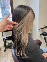 コワファーストナガサキシャンプーボーイ(COIFF1RST NAGASAKI SHAMPOO BOY)&nbsp;長崎 インナーカラー ホワイトベージュ