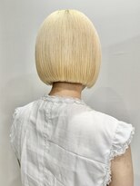 サクラ オモテサンドウ(SAKURA)&nbsp;抜きっぱなしブロンド ブリーチカラー ハイトーン 表参道