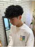 短髪黒髪刈り上げツイストスパイラルパーマツーブロックマッシュ