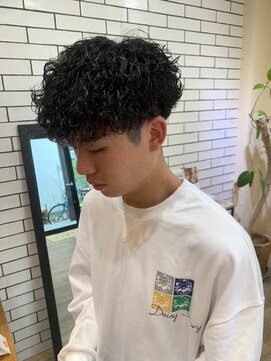 シフト(SHEEFT) 短髪黒髪刈り上げツイストスパイラルパーマツーブロックマッシュ