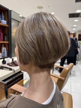 ピークアブー アヴェダ 池袋東武(PEEK-A-BOO AVEDA) 白髪ぼかし×ショートボブ