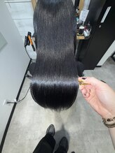 ログスラッシュ(LOG/) つるんと艶めく“酸性ストレートロング”♪