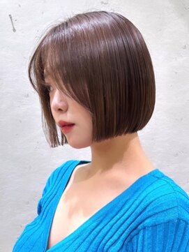 小顔見えが叶う黄金比のミニマルボブ