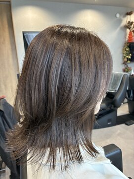 グム(GUM) ラフグレージュ×くびれ外ハネミディ