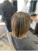 切りっぱなしボブ＋白髪ぼかしハイライト
