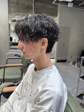 ゼスト リル 新宿(ZEST lill) ツイストスパイラル 縦落ちツイスパ センターパート 新宿