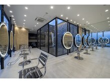 マイシャ(maisha)の雰囲気(2階がメインフロアー ガラス張りの店内は開放感が感じられます)