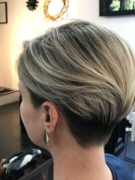 シンデン SINDEN Coolな海外刈り上げショートボブ・バレイヤージュ