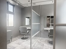 ファイブ ノーヴル カラット(5 Noble ct.)の雰囲気（繋がる新サロン"Maison de 5 Noble ct." は明るく開放的な空間）