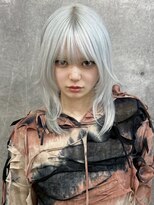 イル(iLe.)&nbsp;ブリーチ/クラゲヘアー/小顔/レイヤーカット/オリーブグレー