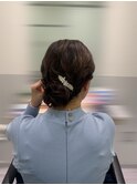 動きとまとまり感のあるお呼ばれシニヨン