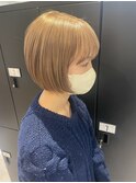 ショートボブ×ハイトーンベージュ