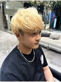金髪ナチュラルマッシュ刈り上げハンサムカット