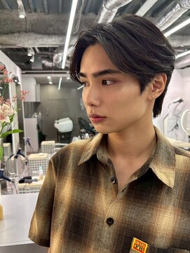 ポーチバイハニー オモテサンドウ(PORCH by HONEY omotesando) センターパート　フェザーパーマ　ブルーブラックツーブロック1