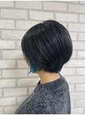 ショートボブ×イヤリングブルー