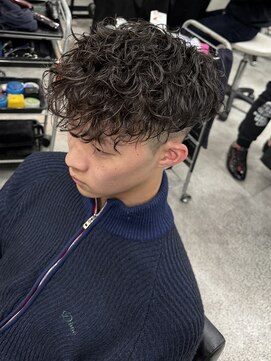 イーラ(era) 黒髪眉毛マッシュ前下がりスペインカール