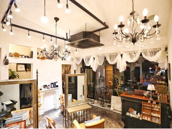 ヘアーデザイニングアリュール(Hair Desining ALLUЯE)の写真/【総社】アンティークを基調とした寛げる空間。人生のalbumの1ページを彩るお手伝いをさせてください。