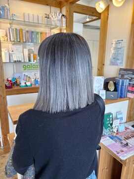 ギャラクシー ヘアードレッサーズ(galaxy hairdressers) ぱっつんボブシャドールーツホワイトグレー