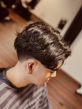 ジェイソンバーバー 2nd(JASON BARBER) フェザーパーマのテーパーフェード