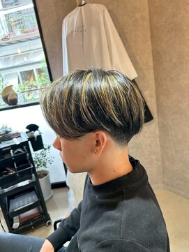 トニコ(toniko) センターパート×ニュアンスパーマ×テーパーフェード