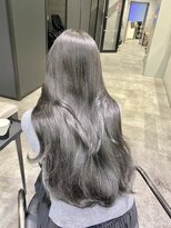 アンダーバーホワイト(_WHITE)&nbsp;ブリーチ無しアイスグレージュ×トレンド愛されヘア