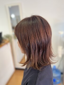 ヘアーコンセプト(HAIR CONCEPT) ピンクベージュブラウンの外はねミディアム