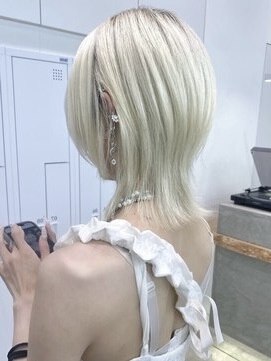 ダブルトーキョー シブヤ(W-TOKYO SHIBUYA) ショートウルフカットホワイトカラーハイトーンブリーチブロンド