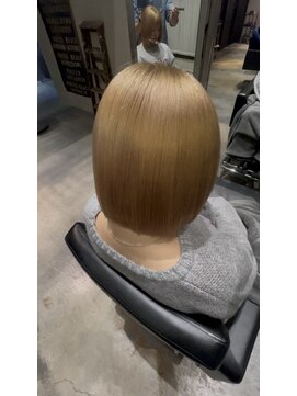 エン 久安(en.) ヘイリーボブ×シルバーベージュ｜柔らかツヤ髪30代40代に人気