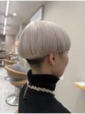ホワイトカラー 刈り上げショート ブリーチ ミルクティー 三宮