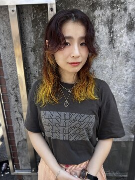 アミュレ(Amule) 癖毛カット、グラデーション、イエロー　、ブリーチ