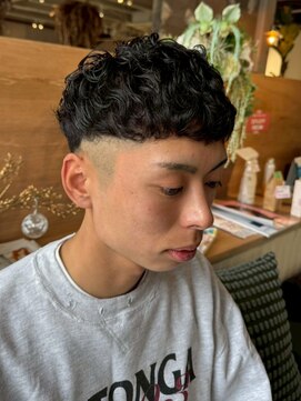 ギネス(Giness) 清潔感◎フェード×ニュアンスパーマ