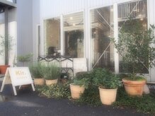 キール(kir.)の雰囲気（お店の前にある植物達も『Kir.』の雰囲気を作ってくれています♪）