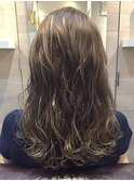 濡れ感がセクシーなカールスタイル