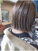 外ハネくびれボブくすみグレージュ外国人風ハイトーンカラー
