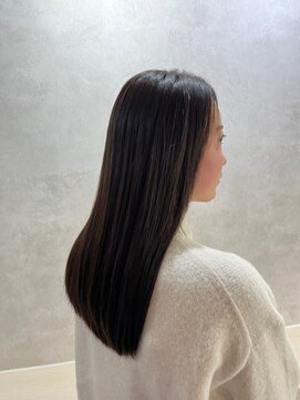 アヴァンセ(Avancer) 髪の毛と頭皮ケアで艶やかな髪に/カット/ヘッドスパ/ストレート