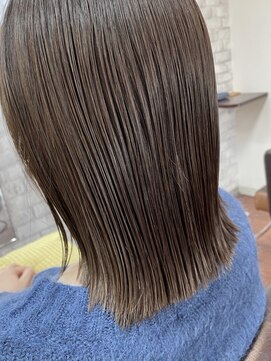 フェリシータ 高槻店(felicita) 透明感アッシュカラー×外ハネミディアム