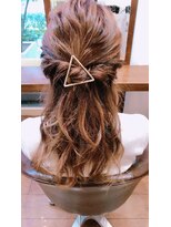 キッカ(CHICCA)&nbsp;【ＣＨＩＣＣＡ】ねじるだけの10分簡単ハーフアップ♪