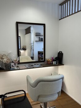 サロンドモモ(Salon de MoMo)の写真/【半個室】席は半個室!しんどくなりやすいシャンプー台もリラクゼーションシャンプー台を使用◎