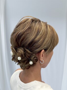 アヴソリューク(Absoluk) お呼ばれシニヨン　結婚式　記念日　イベント お団子 ヘアセット