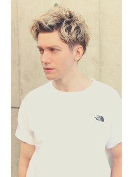 ジジバイワースホワイル(jiji by WORTH WHILE) 刈り上げセンターパートサーフカールフェザーパーママレットヘア