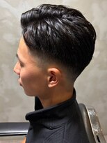 ディスイズバーバーサード(THIS IS BARBER 3rd) スキンフェード 七三分け 黒髪 ビジネスヘア フェードカット
