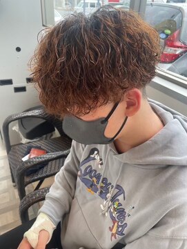 ねじり×スパイラルで絶妙なランダム感ツイストスパイラルパーマ