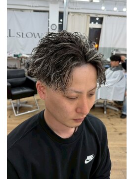 ユイマァルスロウ 倉敷(YUIMARLSLOW) ホワイトメッシュ20代30代メンズ波巻きツイストスパイラルパーマ