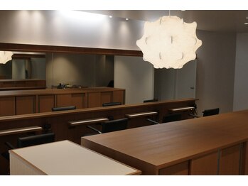 ワビ 本町店(wabi)の写真/【本町駅徒歩5分】洗練された空間であなただけのスタイルを。一人ひとりに寄り添い髪も心も和らぐサロン